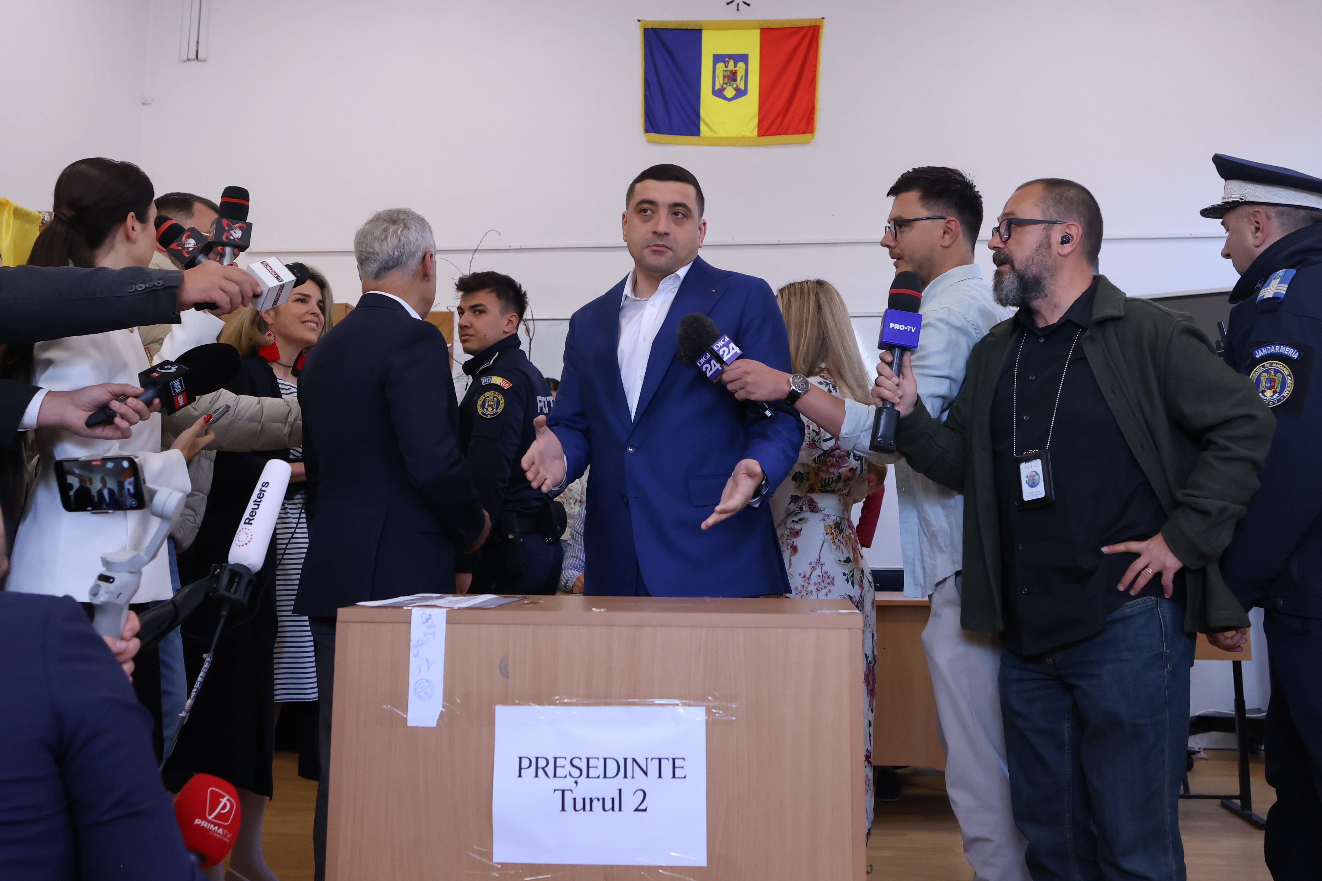 Declarațiile lui Simion și Georgescu, întrerupte de poliție. Ce s-a întâmplat în secția de votare