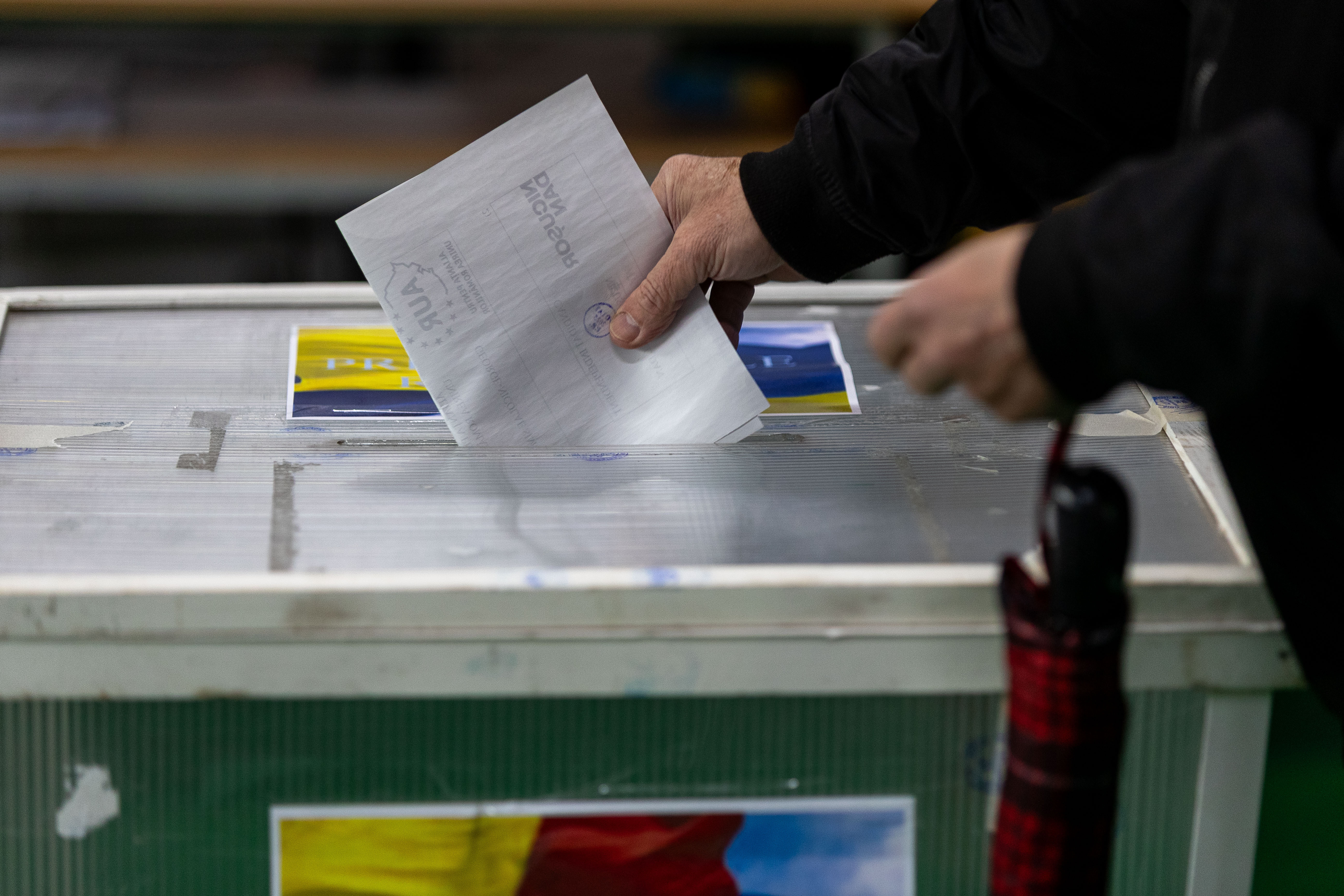 Mită electorală în Brăila. Un politician a dat alcool votanților pentru a pune ștampila pe un anumit candidat