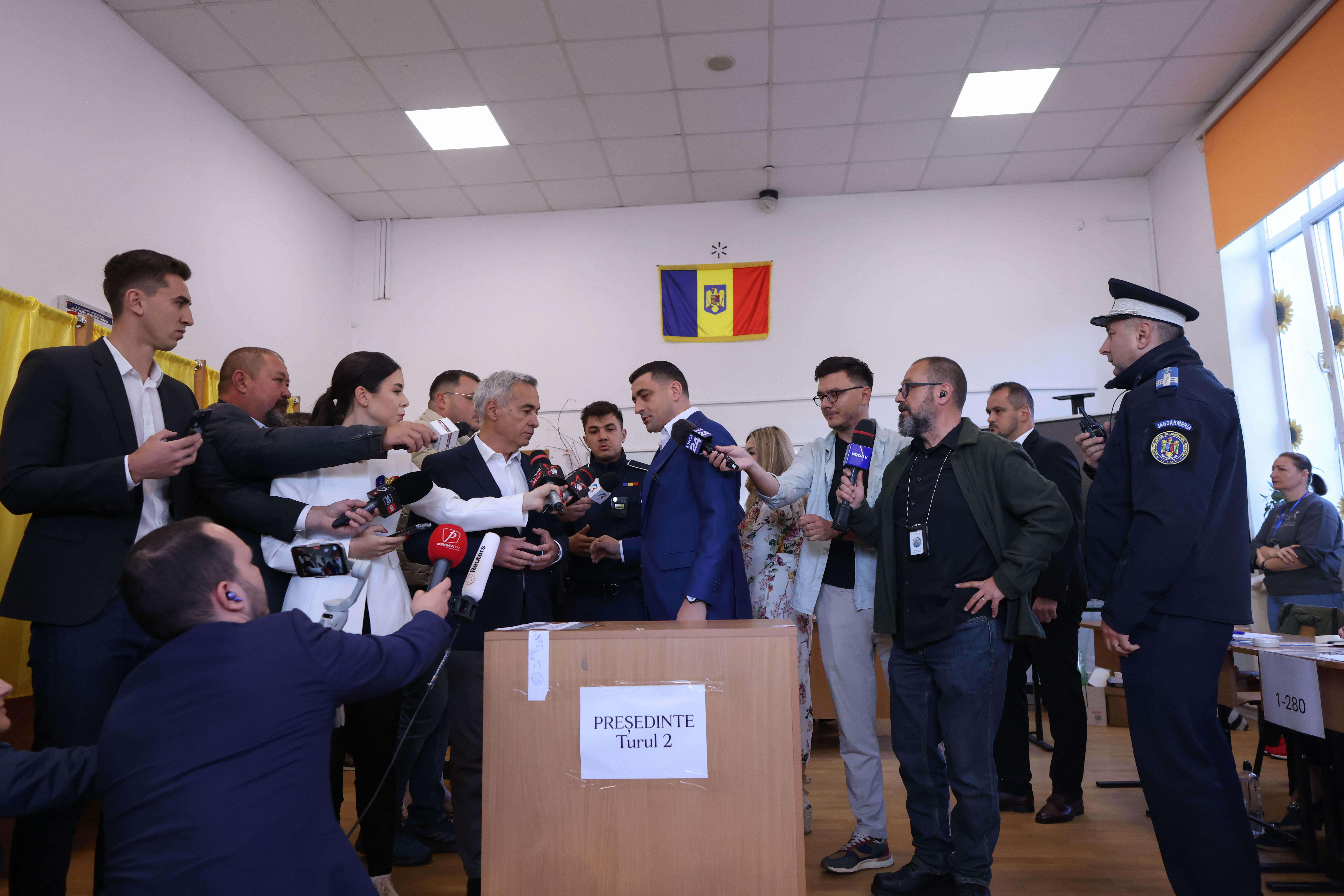 Cine a decis ca George Simion și Călin Georgescu să nu dea declarații în secția de votare. „Nu e foarte frumos ce aţi făcut”