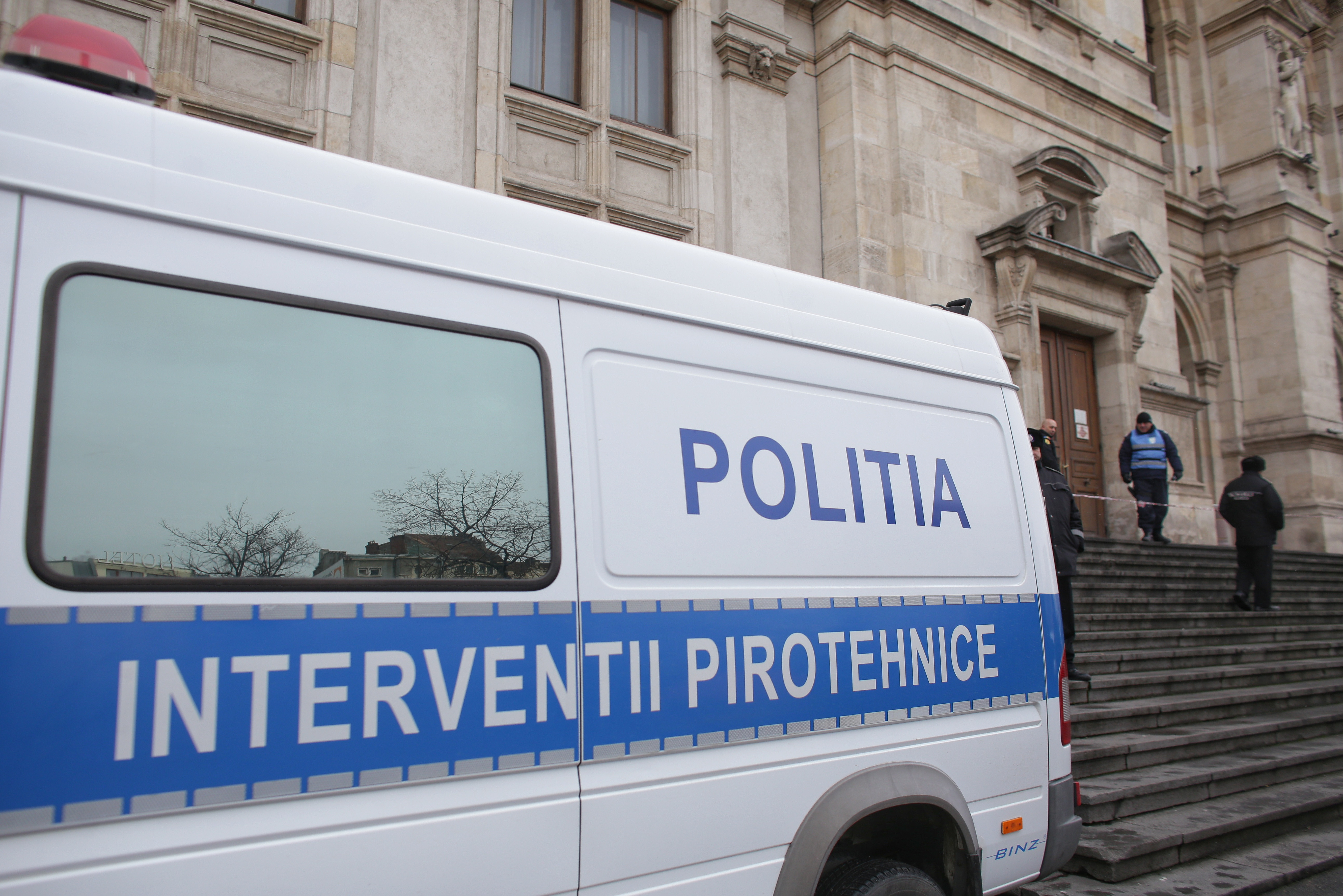 Aproximativ 1.000 de persoane s-au autoevacuat dintr-o biserică din Arad, după o alertă cu bombă. Poliția face verificări