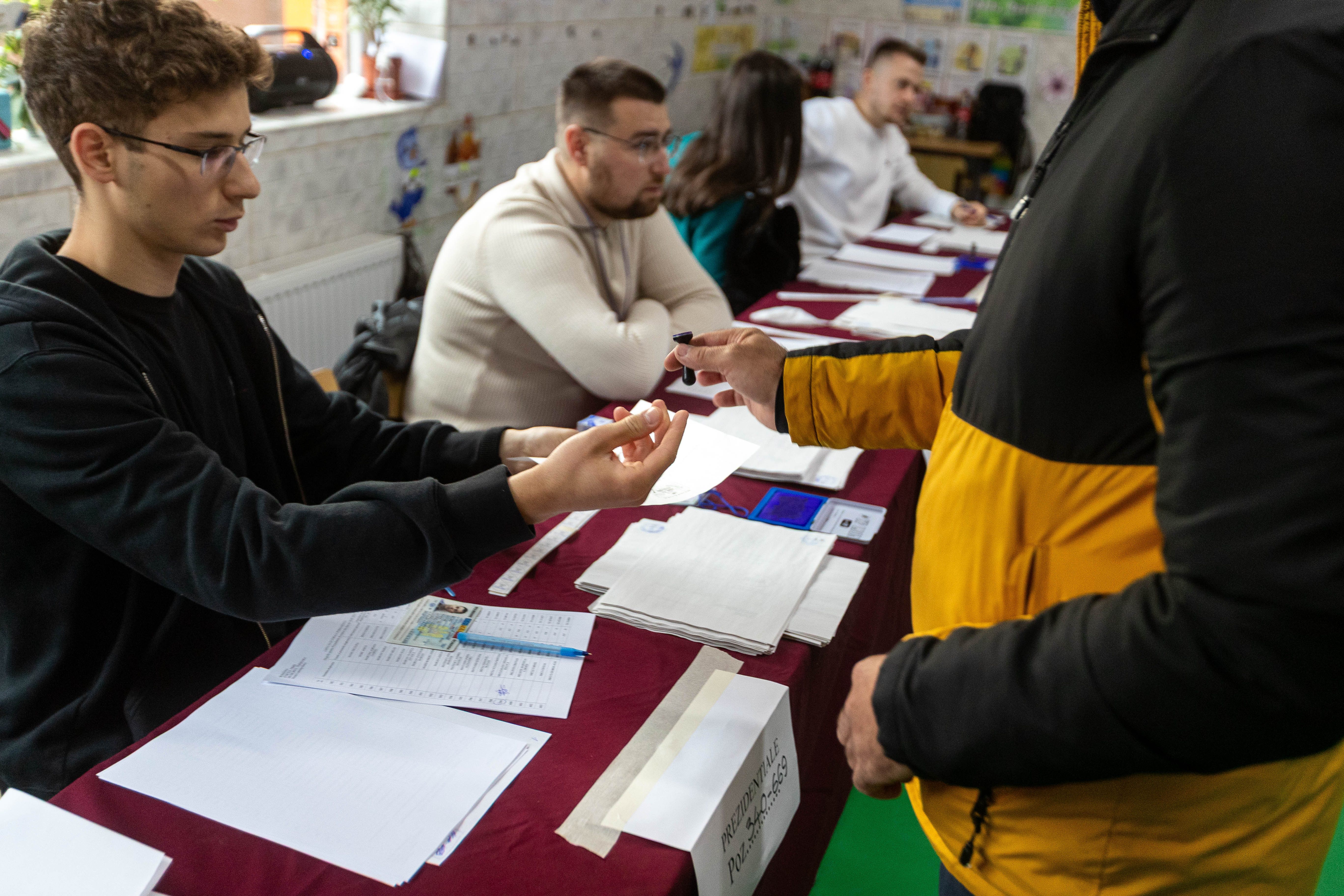 Reacția Poliției după ce AUR a acuzat că sunt buletine ștampilate cu numele lui Nicușor Dan
