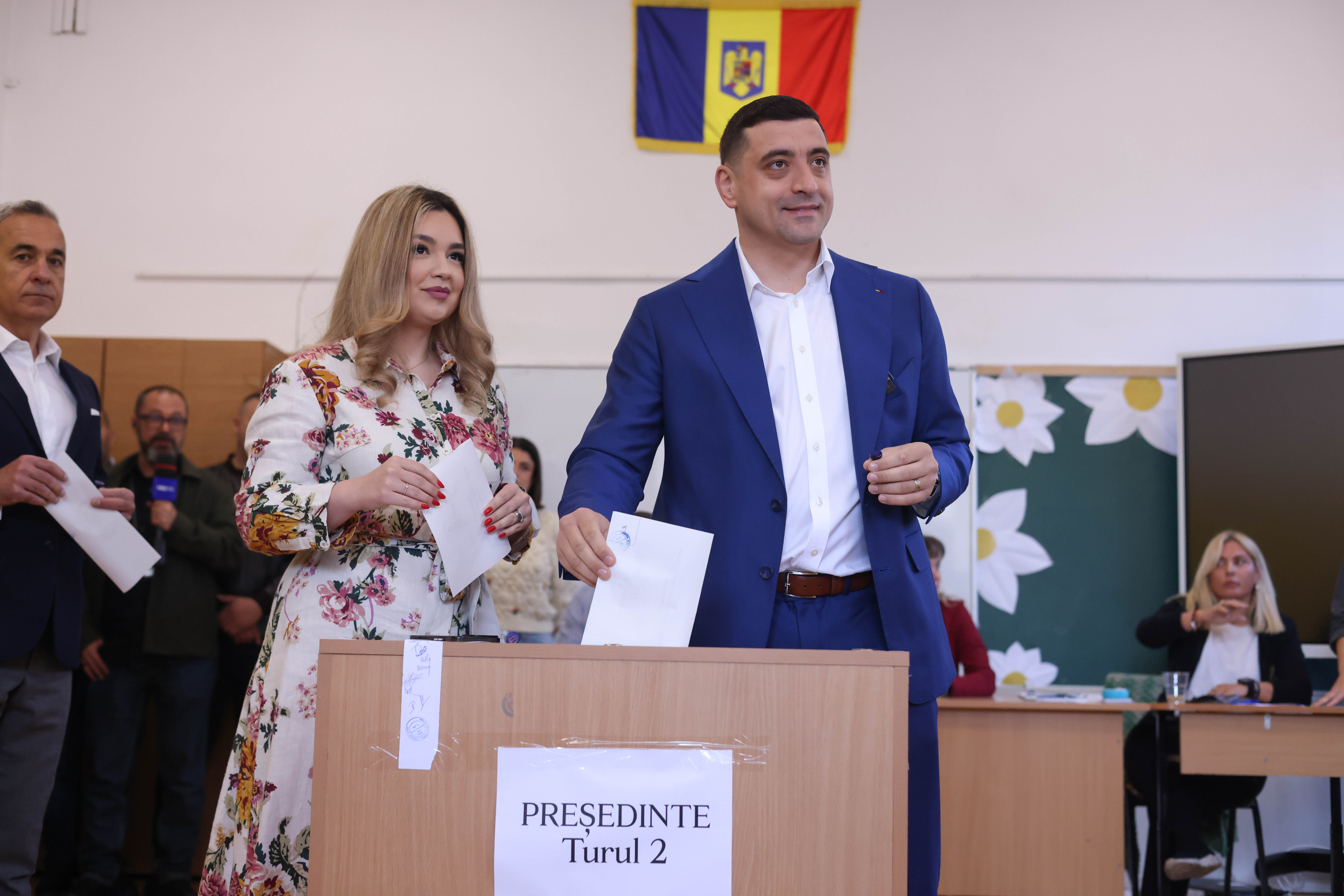 Cum s-a afișat Ilinca Simion în dimineața alegerilor prezidențiale. Ținuta purtată de soția lui George Simion la vot. FOTO