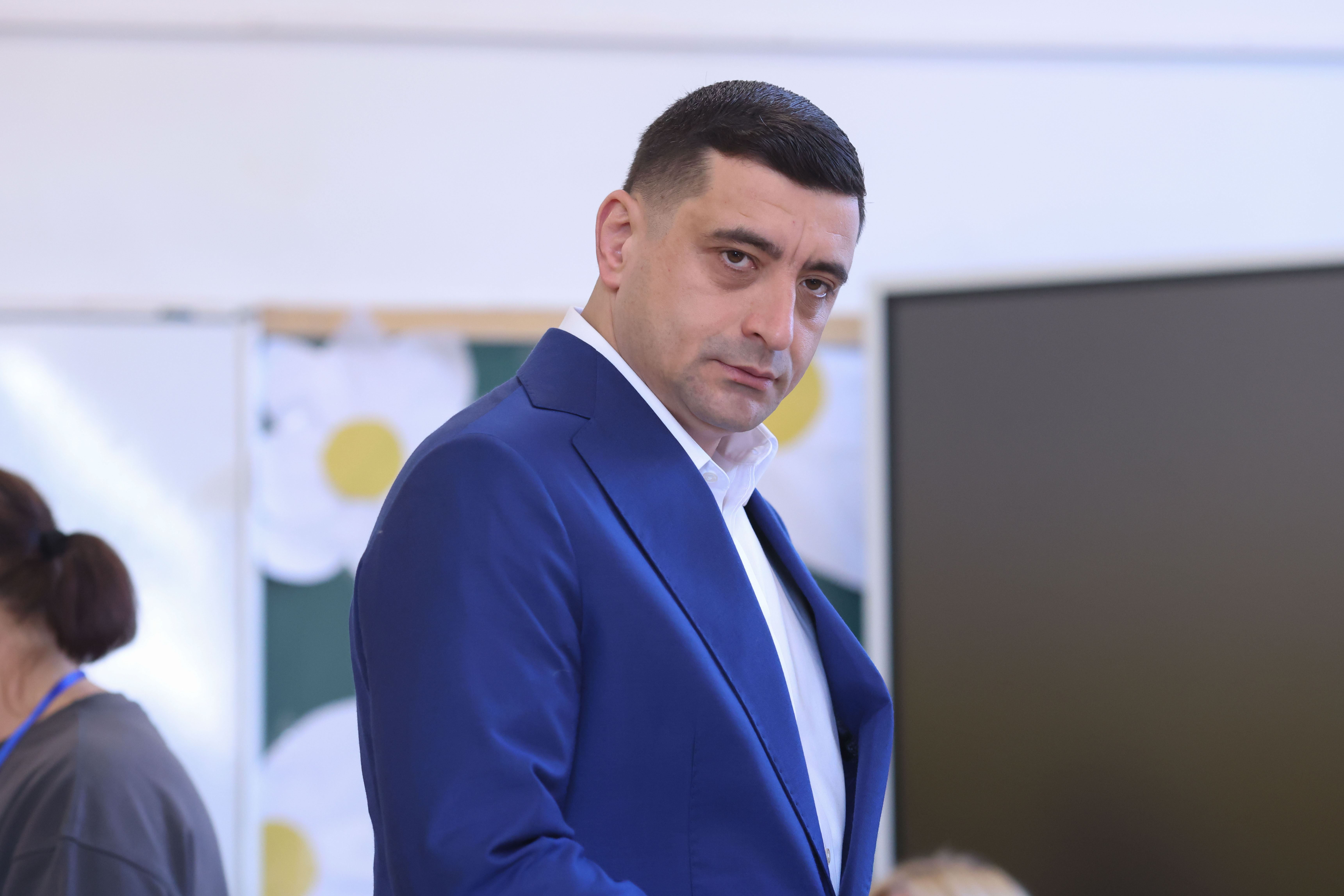 Simion acuză manipularea sondajelor: „Firmele au ca misiune să ofere un scor strâns care nu reflectă realitatea”