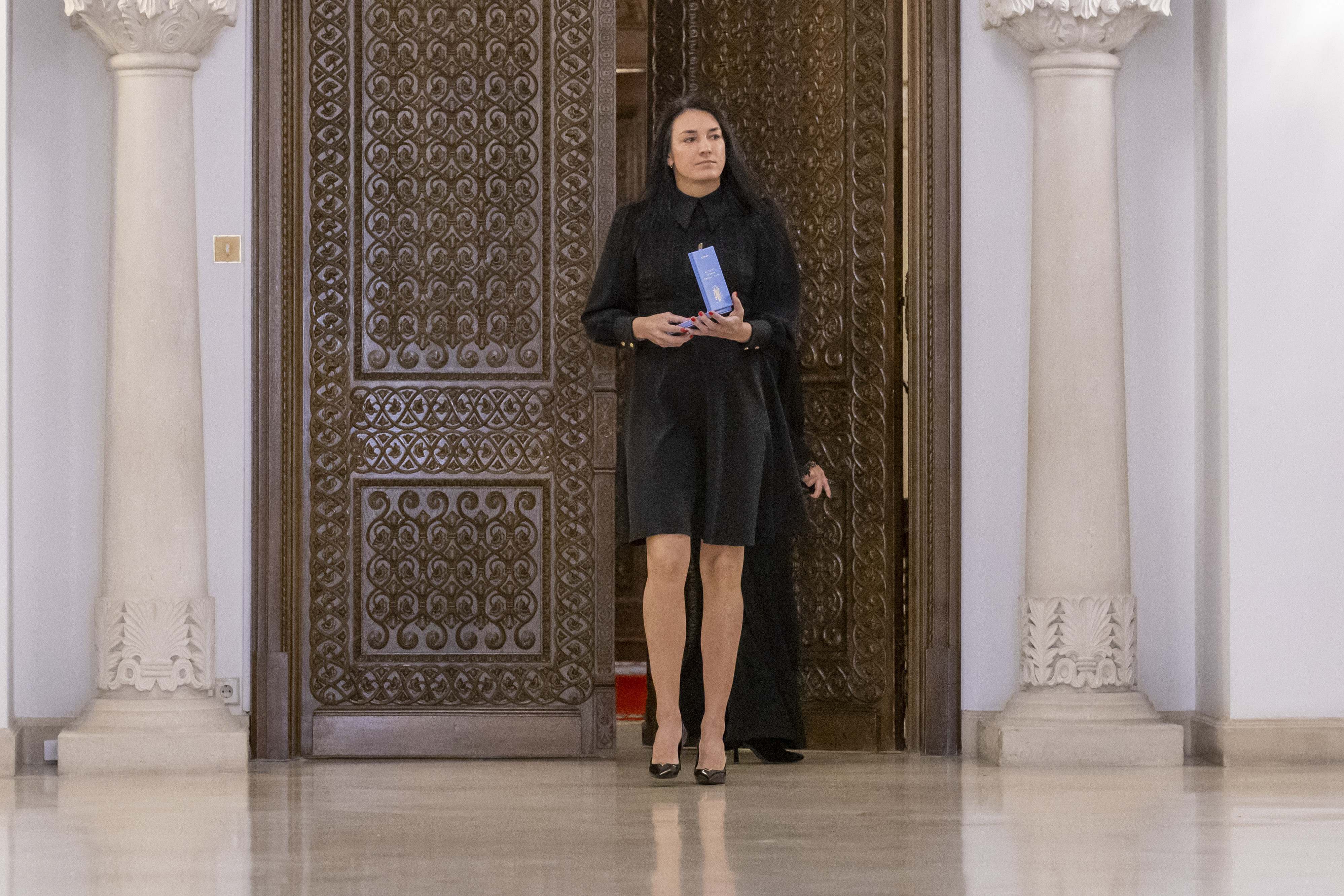 Cristina Neagu le-a mulţumit fanilor în genunchi pentru susţinerea din întreaga carieră, la ceremonia CSM București