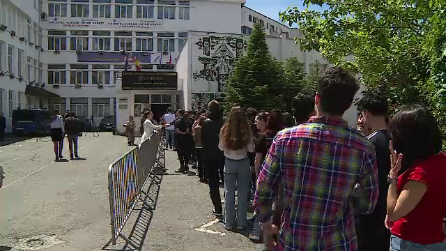 Cozi la secțiile de votare din țară. Studenții au mers la urne de la primele ore: „Astăzi votăm pentru educație”