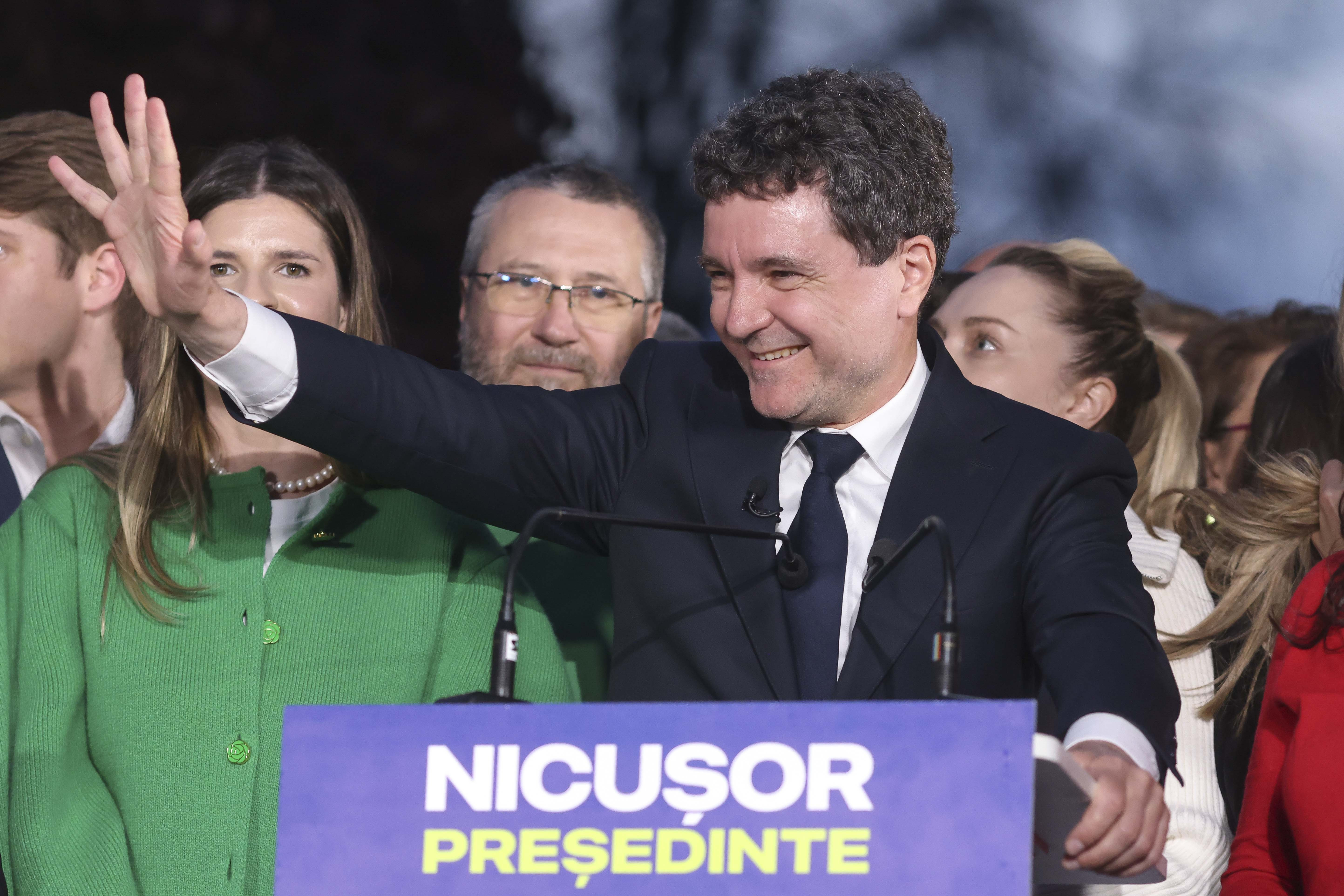 El Pais: Primarul Bucureştiului se profilează drept câştigător al alegerilor prezidenţiale din România. Participarea - record