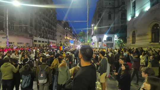 Mii de oameni în centrul Capitalei după ce Nicușor Dan a câștigat. Se strigă: „Rusia, nu uita, România nu-i a ta!”