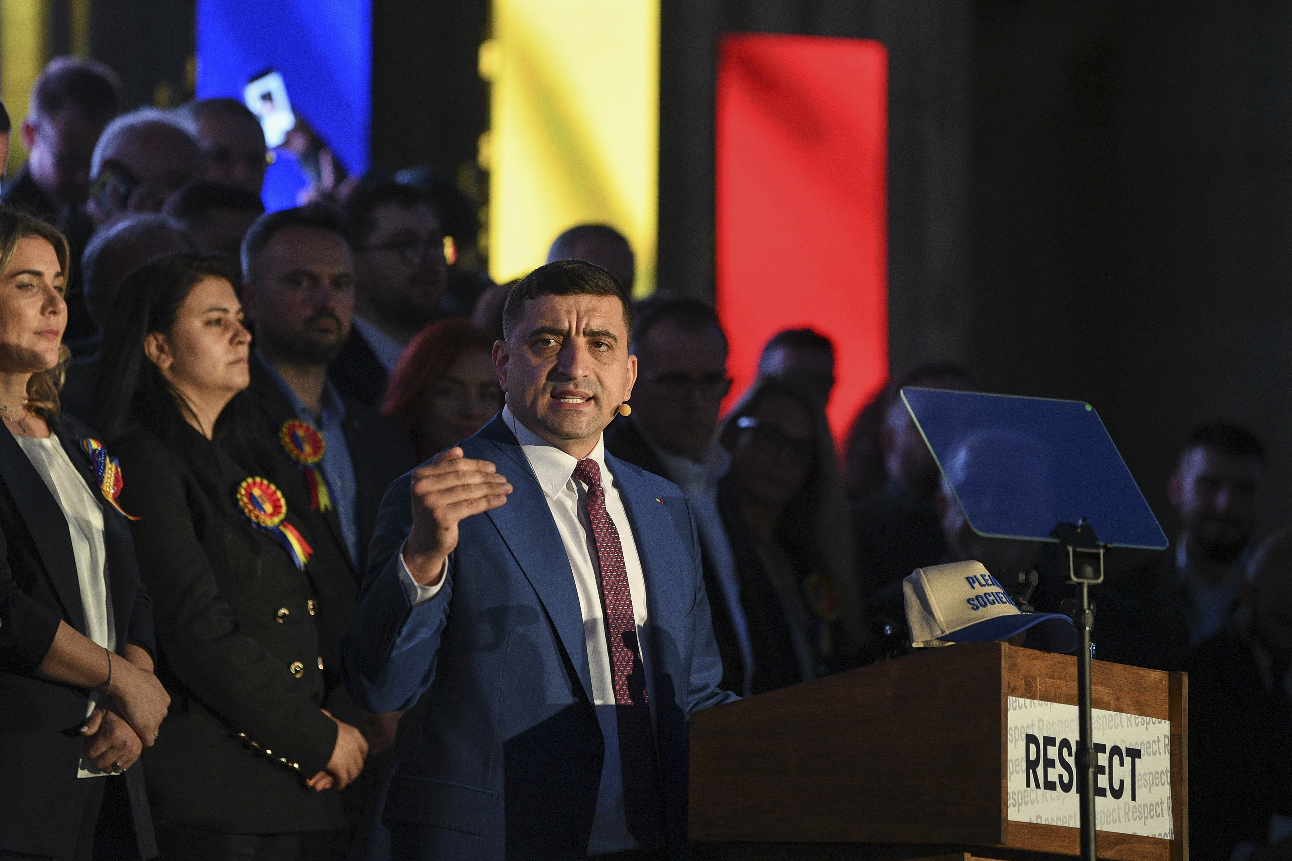 Atmosferă apăsătoare la sediul de campanie al lui George Simion. Șeful AUR și-a declarat victoria la închiderea urnelor