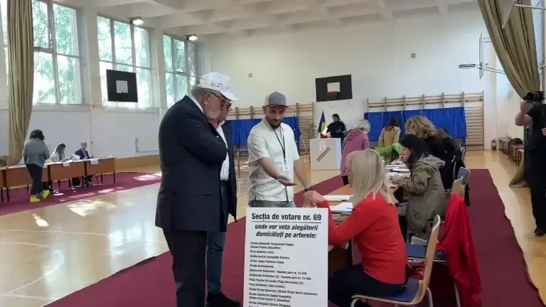 Ion Țiriac a apărut la vot o șapcă cu Make Romania Great Again