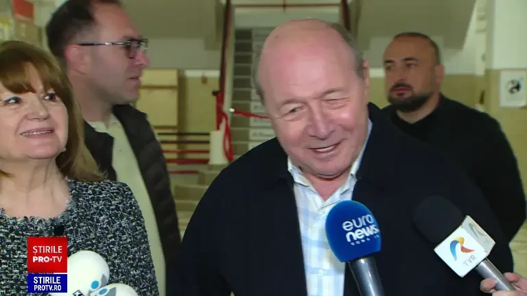 Traian Băsescu a împărțit românii care votează astăzi în două categorii. „Asta e tot. E o zi decisivă”