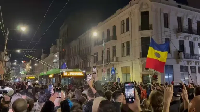 Sute de oameni, în centrul Capitalei, după ce exit-poll-urile l-au dat câştigător pe Nicuşor Dan. Circulaţia rutieră, blocată