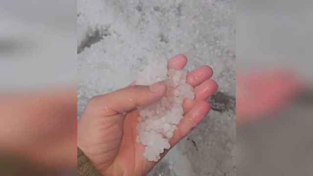 Grindina a lovit puternic în vestul țării. Curțile oamenilor s-au umplut cu gheață