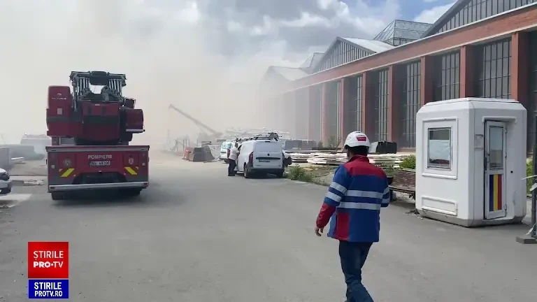 Incendiu de proporții în Sectorul 3 al Capitalei. O hală este cuprinsă de flăcări. A fost emis și un mesaj RO-ALERT. FOTO