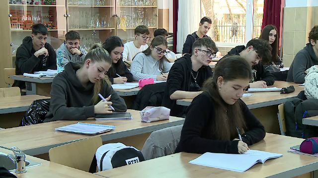 Ce schimbări s-ar putea produce în învățământul preuniversitar. Ce pățesc elevii care nu obțin media 6