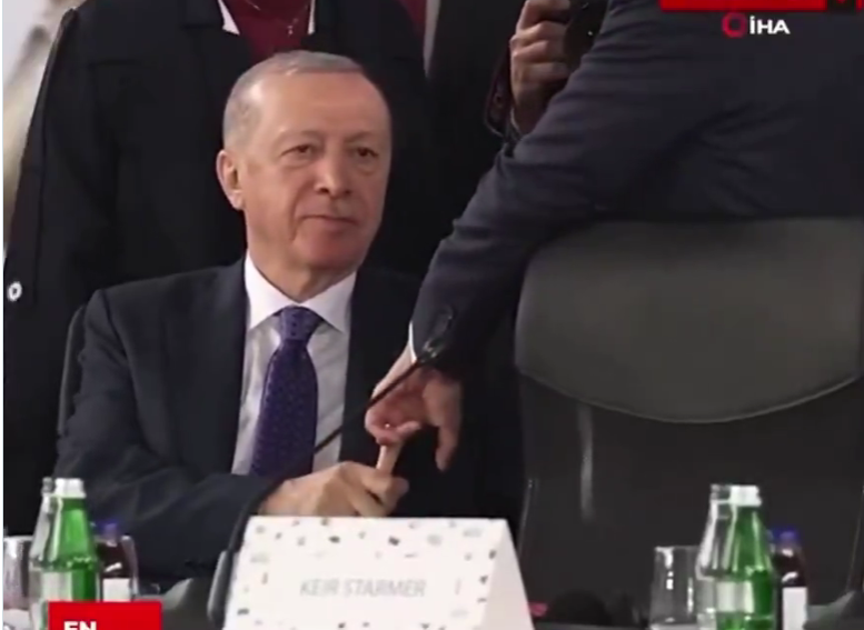 Gestul neobișnuit făcut de Erdogan când s-a întâlnit cu Macron. Momentul a creat controverse. VIDEO