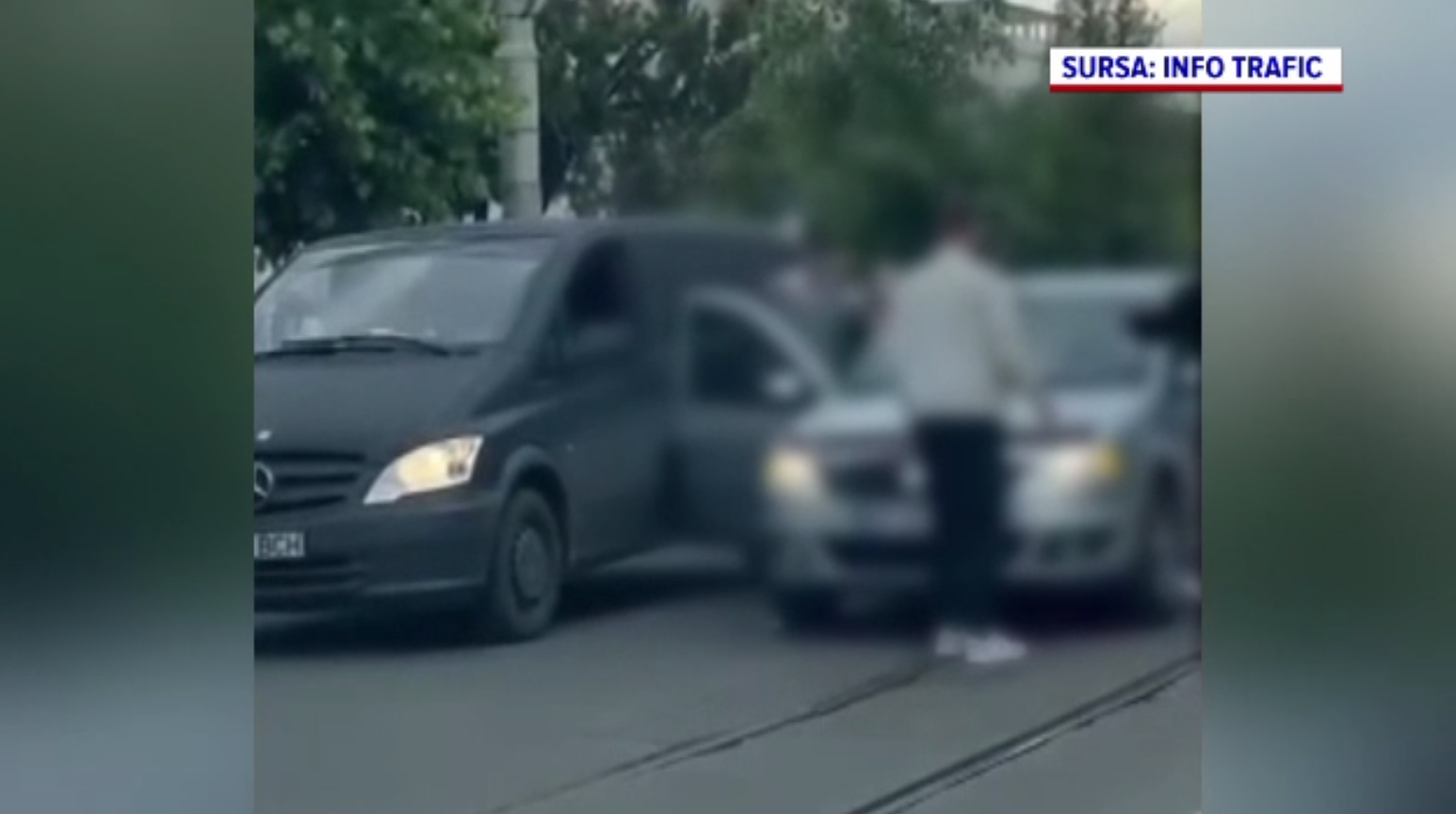 Un șofer a fost bătut cu pumnii în trafic, în Iași. Polițiștii îi caută pe toți cei implicați în scandal. VIDEO