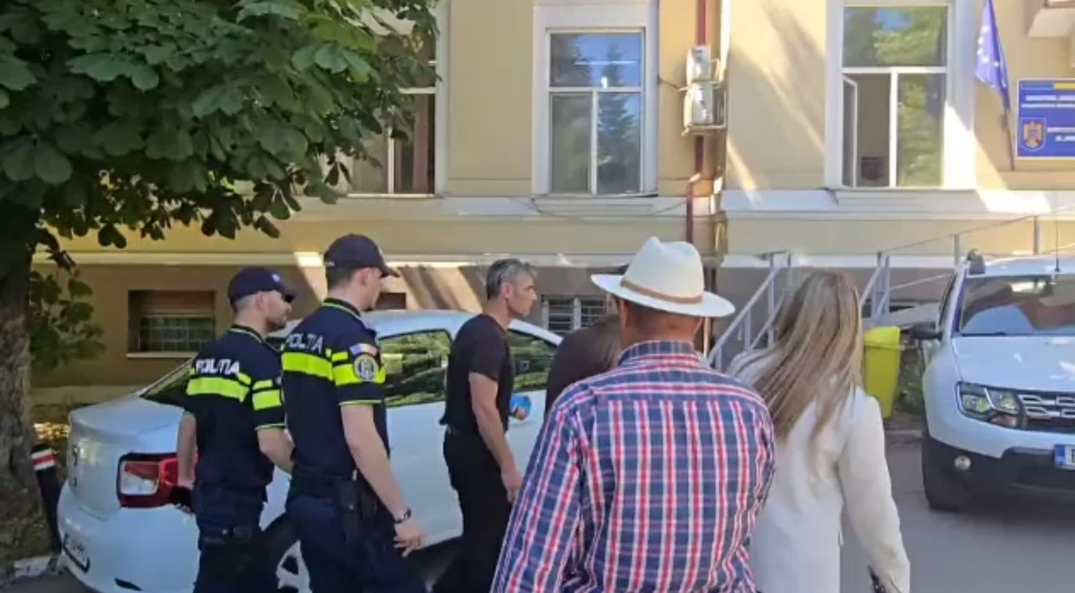 Un individ care a amenințat că va omorî mii de persoane, inclusiv parlamentari, adus la audieri de polițiștii din Ilfov