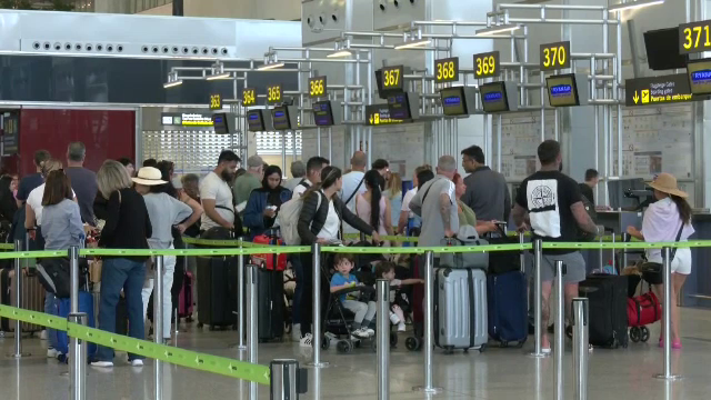 Angajații unui aeroport primesc bonusuri pentru fiecare bagaj supradimensionat confiscat. Cât câștigă