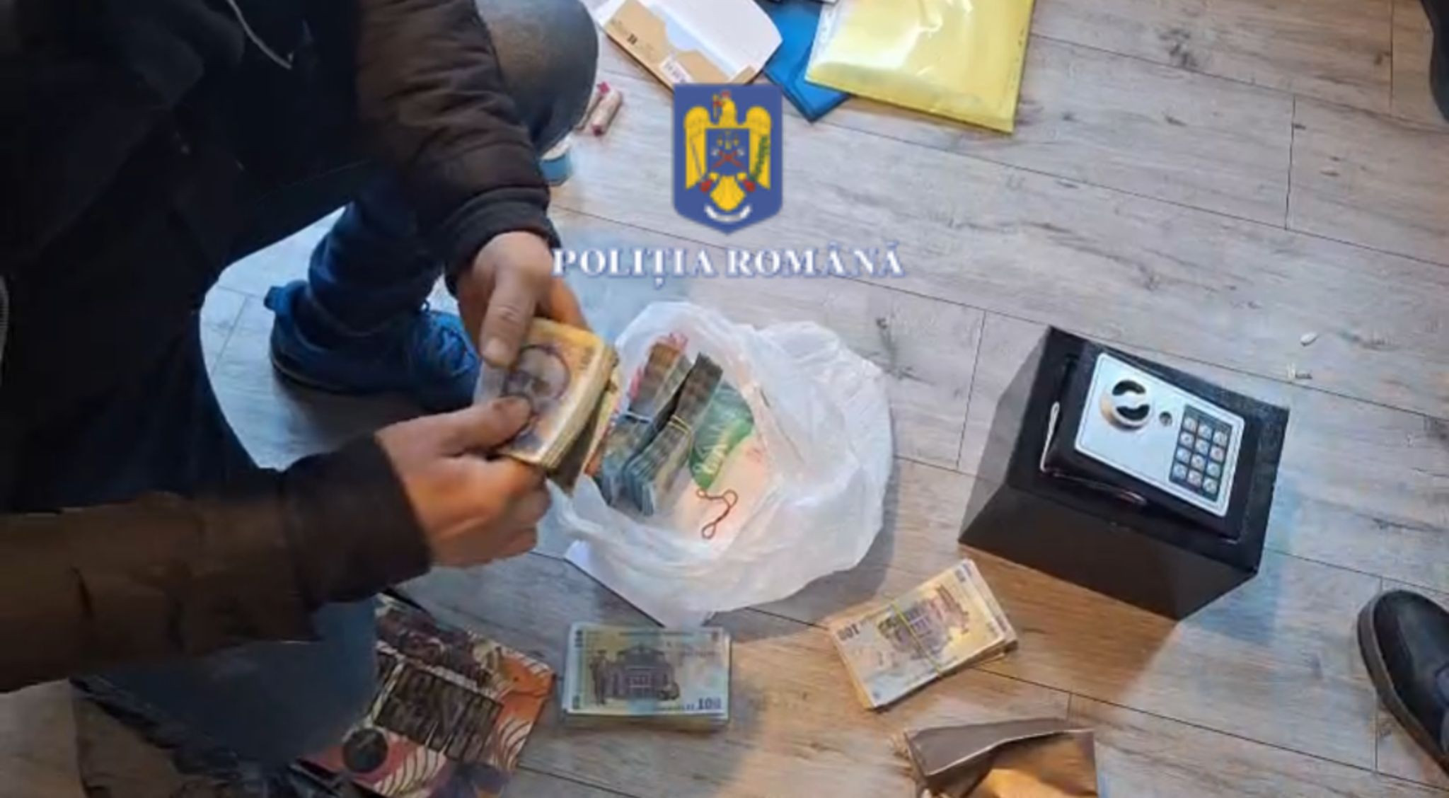 Un curier din Prahova este suspectat că a furat bunuri în valoare de mii de euro din coletele clienților. VIDEO