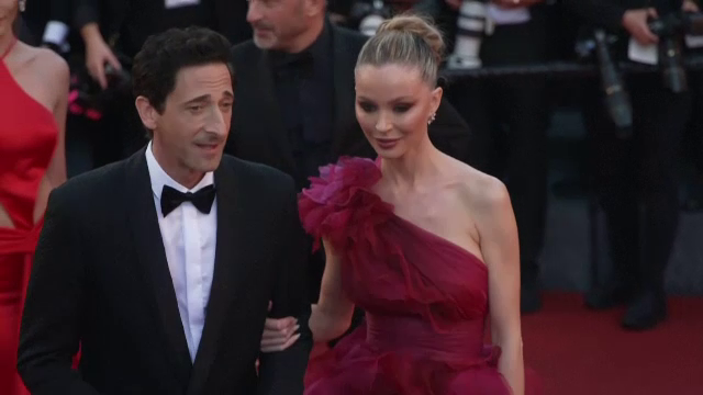 Actorul Adrien Brody și iubita sa, Georgina Chapman, pe covorul roșu de la Cannes. Gesturile surprinse de camere