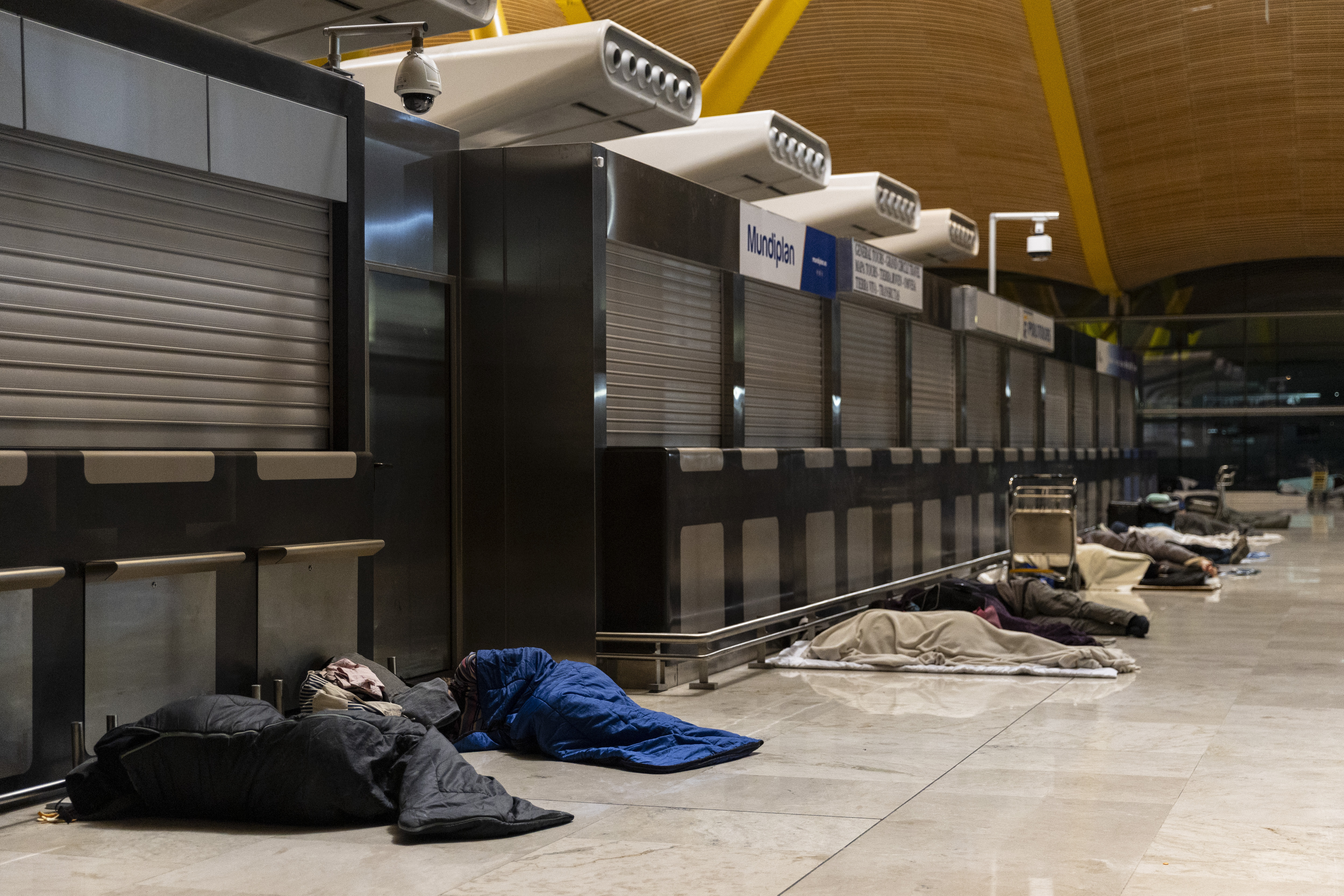 Un mare aeroport european s-a umplut de oameni fără adăpost. Imagini îngrijorătoare din „orașul ascuns”