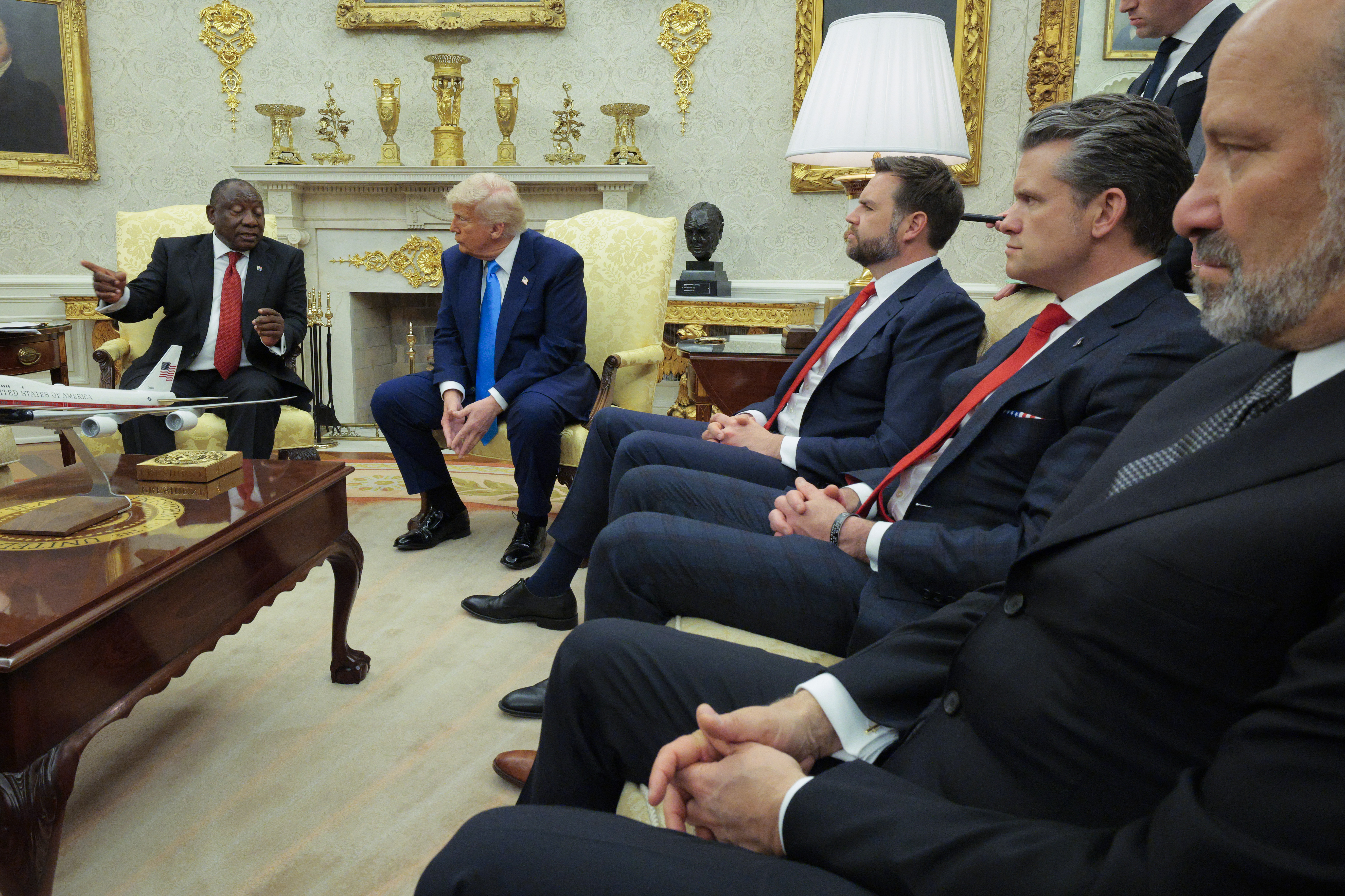 Trump, dezlănțuit pe un ziarist la conferința „genocidului alb”: „Idiotul ăla... un nemernic. Ești un reporter rău”