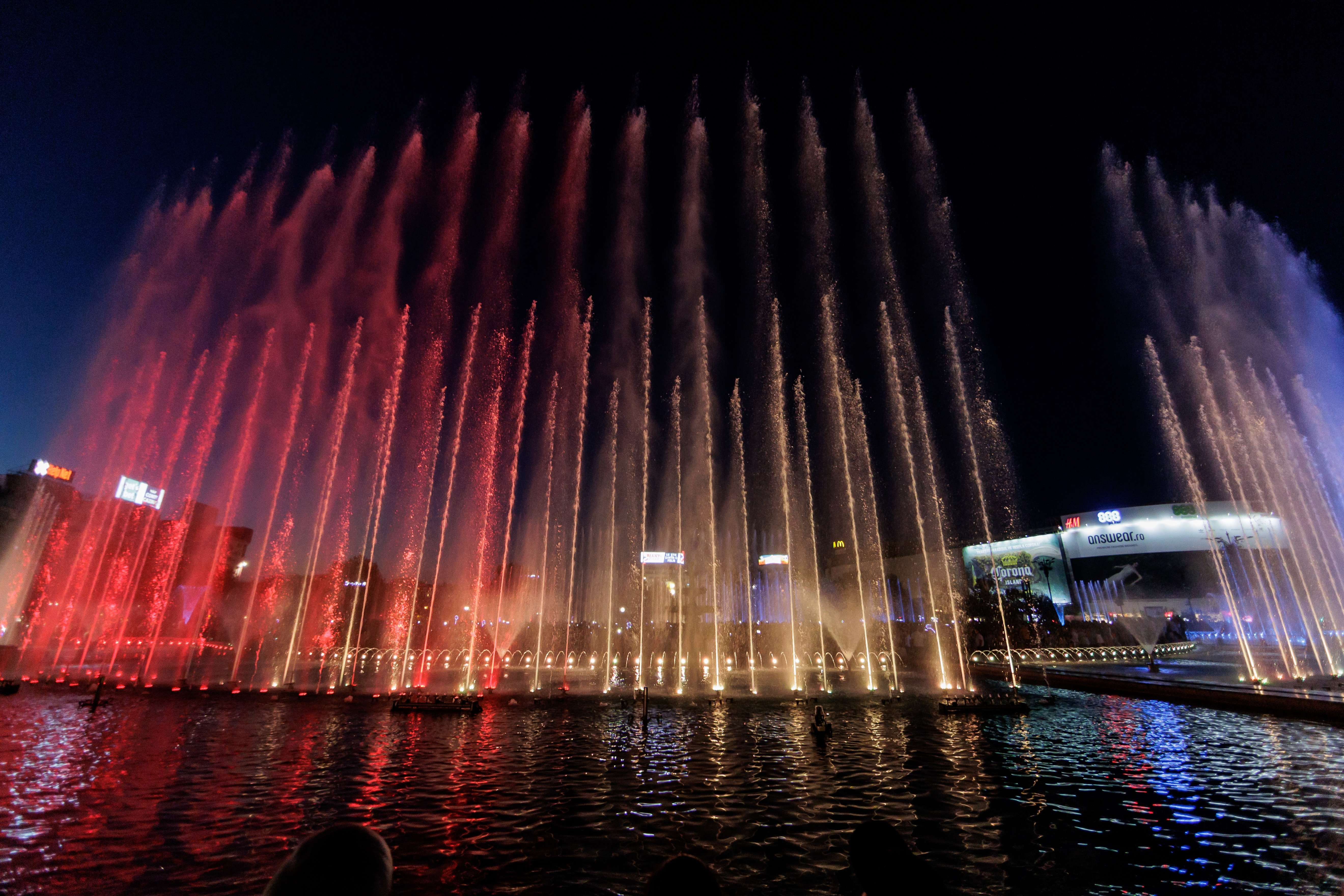 Spectacolul fântânilor din Capitală s-a încheiat. Sute de oameni au admirat jocul de culori
