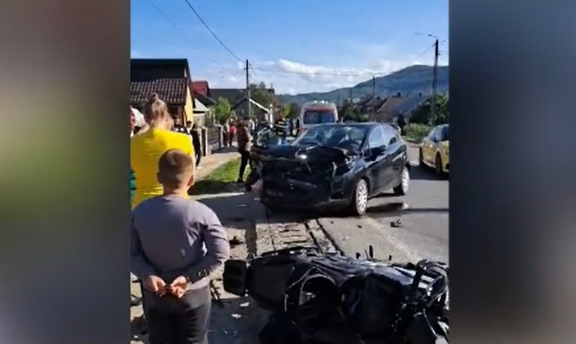 Accident cumplit în Suceava. Un motociclist se zbate între viață și moarte după ce s-a izbit de o mașină