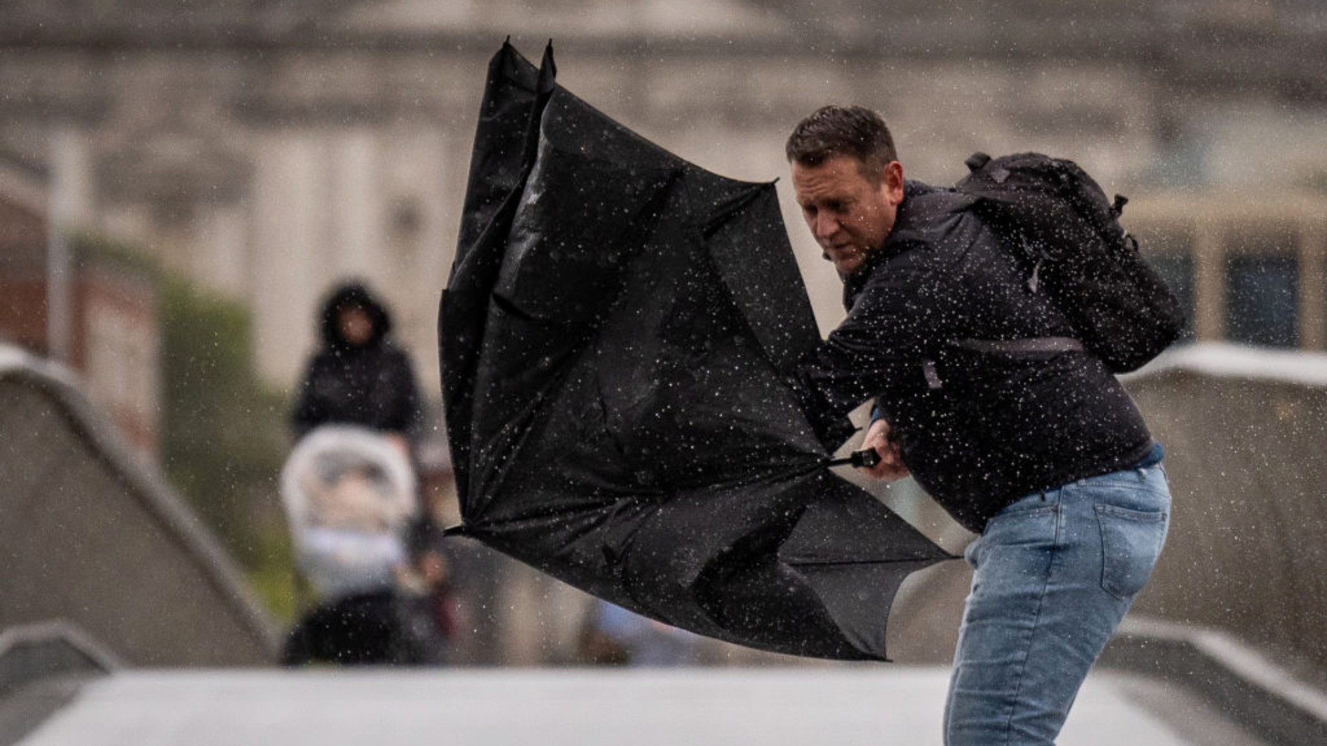 Vreme extremă în România. Jumătate de țară, sub cod portocaliu de furtuni, vânt puternic, lapoviță și chiar ninsori viscolite