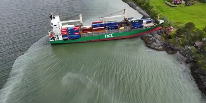 Reacția unui bărbat care a găsit un vapor uriaș în fața casei. „Cinci metri mai la sud şi ar fi intrat în dormitor”