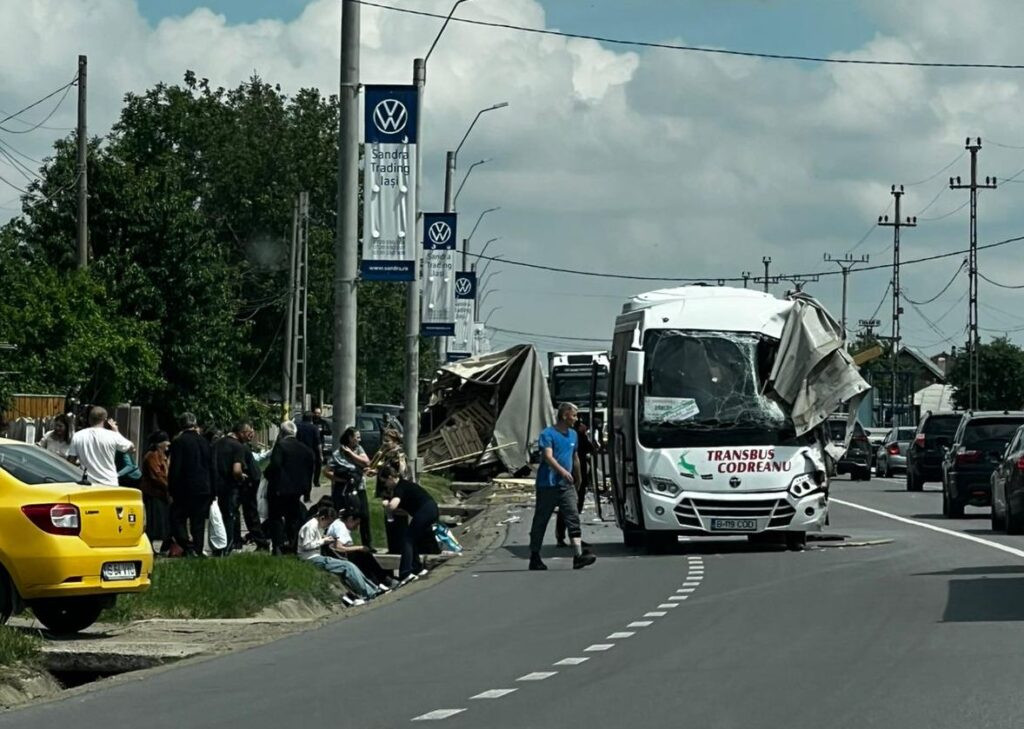 Accident înfiorător în Iași. Un autocar cu 32 de oameni a lovit o autoutilitară. A fost activat Planul Roșu | VIDEO & FOTO