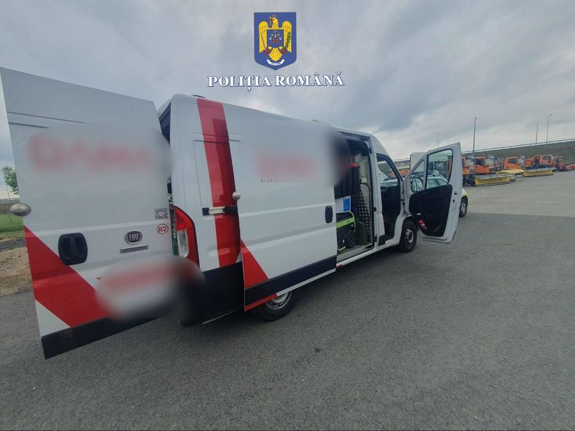 Descoperire de 150.000 de euro pe A1. Ce au găsit poliţiştii într-o autoutilitară oprită pe autostradă. FOTO