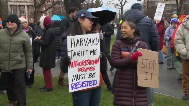 Aproape 7.000 de studenți străini, între care și români, au fost afectați de decizia administrației Trump privind Harvard