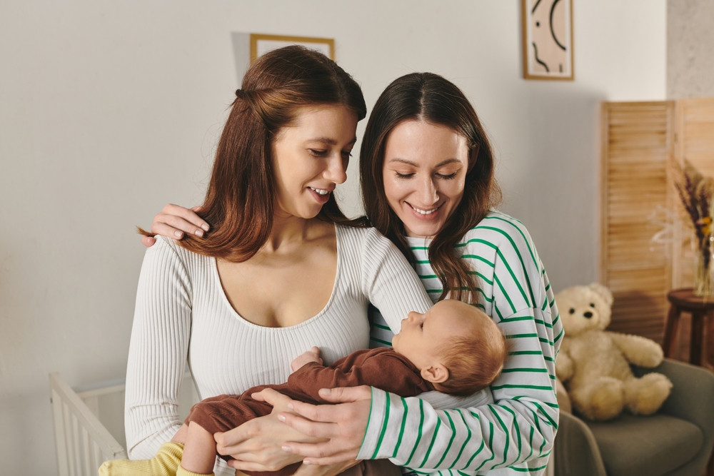 Înfrângere pentru Giorgia Meloni: Ambele femei din cuplurile de acelaşi sex obţin statutul legal de părinţi în Italia