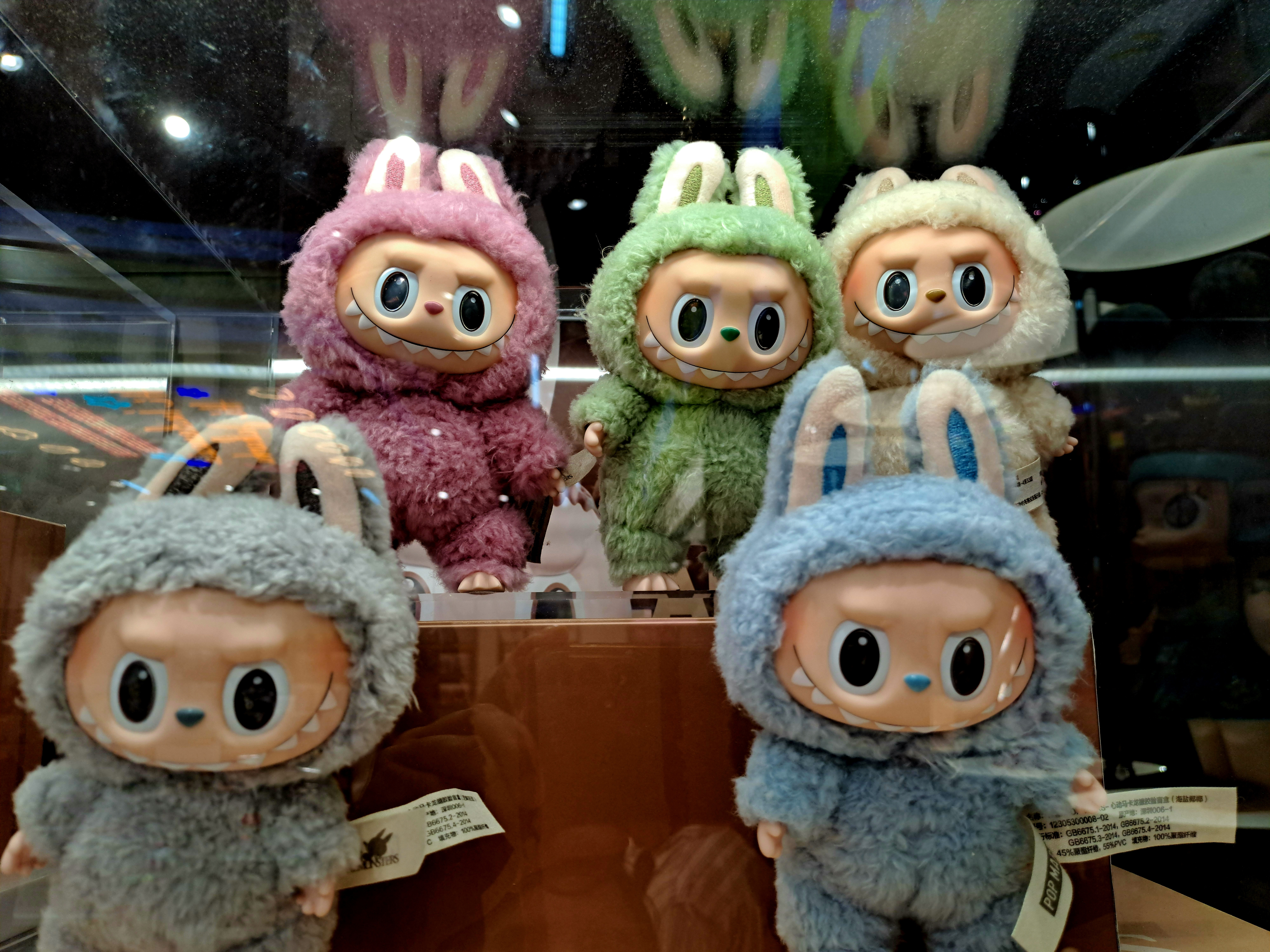 Dezamăgire şi frustrare pentru fanii jucăriilor Labubu. Au fost suspendate în magazinele din UK. Care este motivul