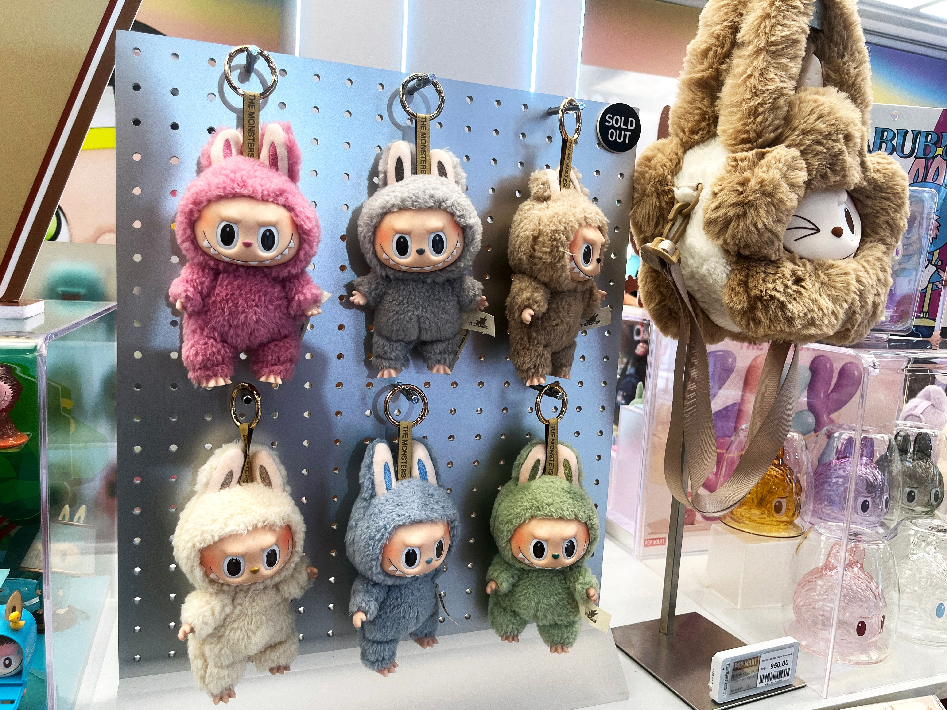 Isteria păpușilor Labubu. Falsurile Lafufu împânzesc întreaga lume. Ce măsuri drastice au luat autoritățile din China