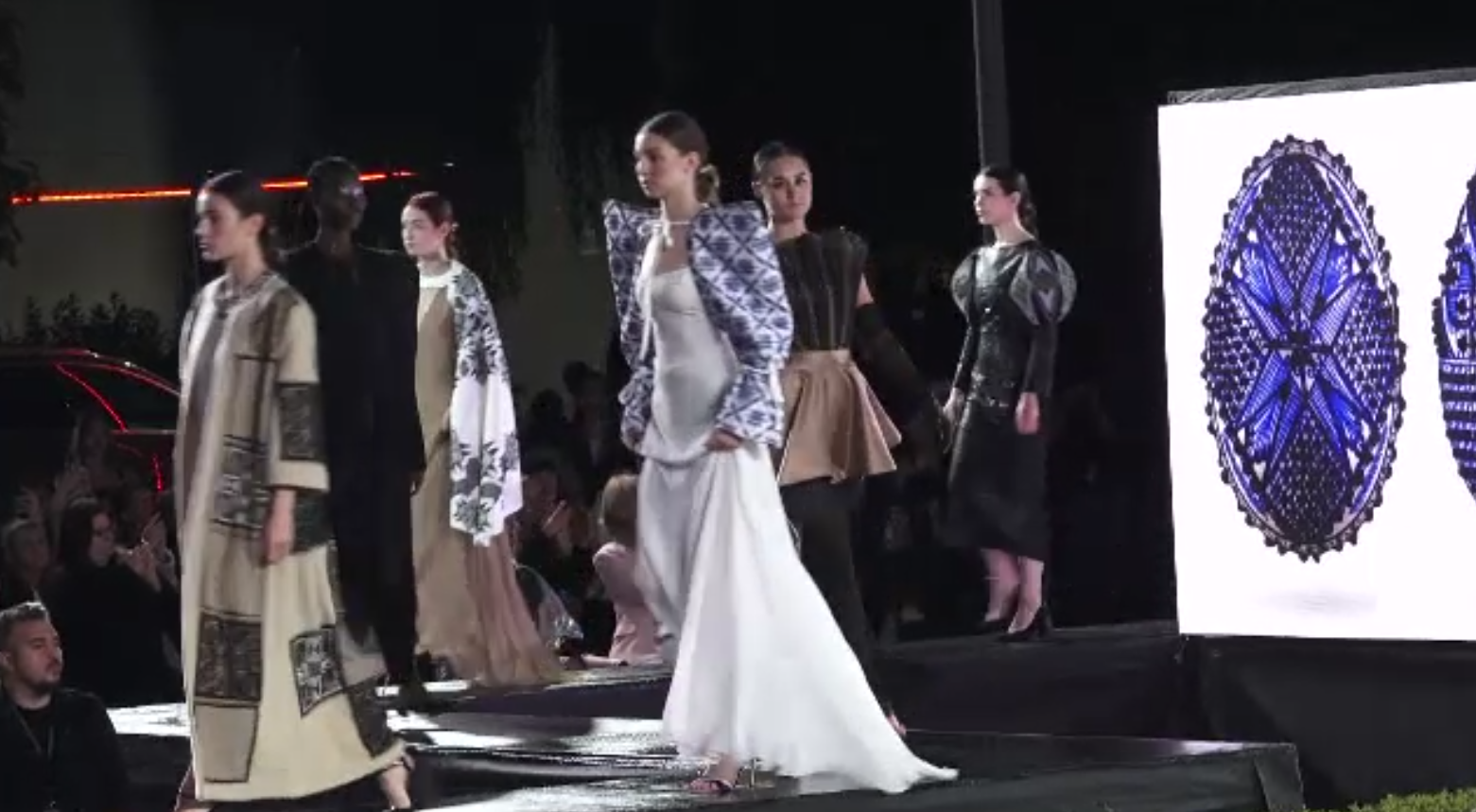 A început Romanian Fashion Week. Zeci de modele au defilat în creațiile mai multor studenți din întreaga țară