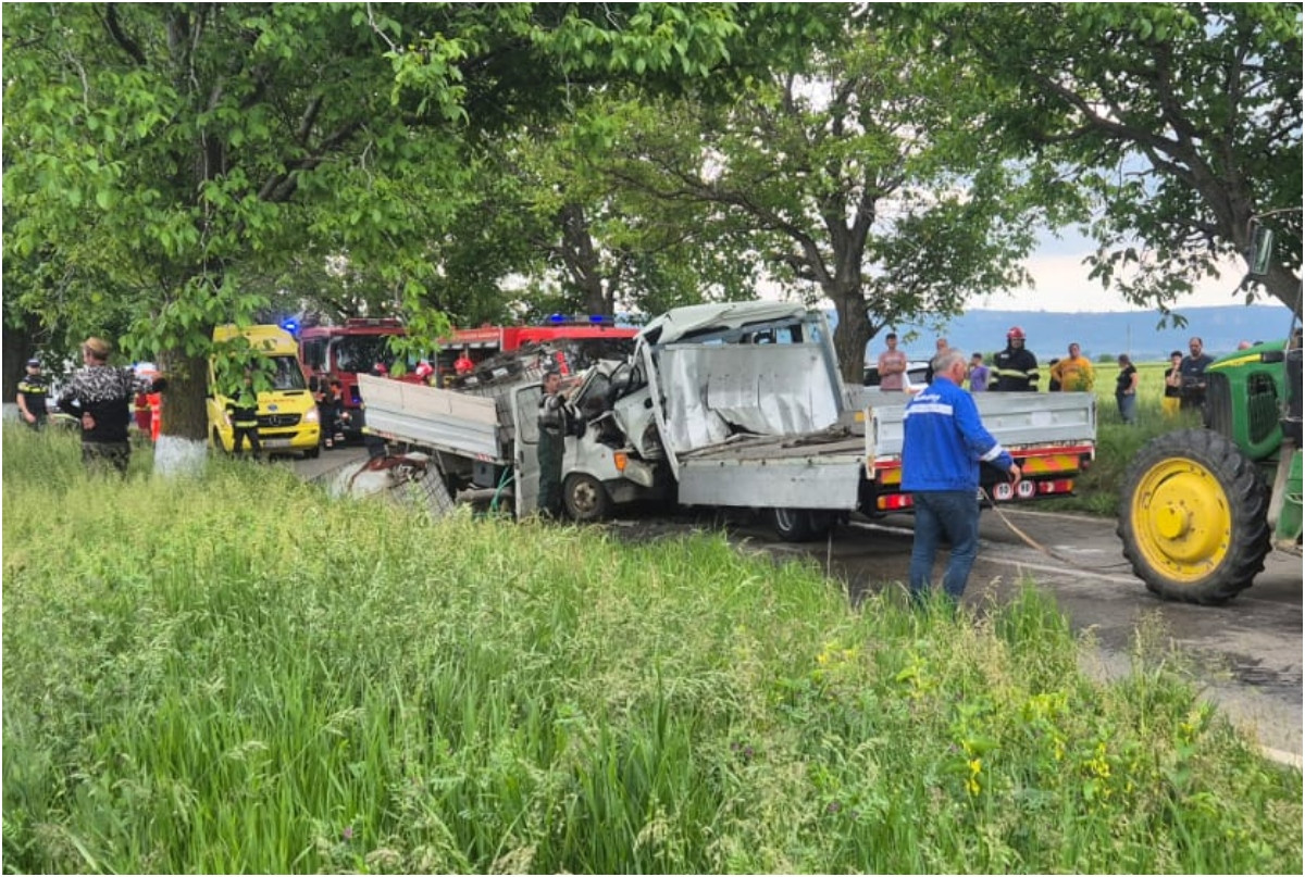 Tragedie pe o șosea din Vrancea. Trei morți și un rănit, după ce două autoutilitare s-au lovit frontal