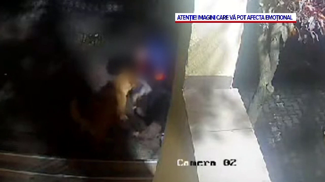 Un adolescent din Cluj-Napoca a fost atacat de doi câini în fața blocului. Scenele șocante au fost filmate de o cameră