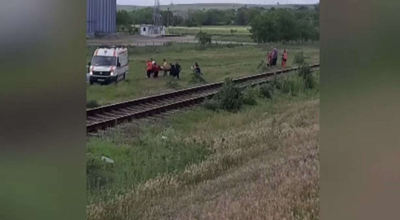 Un cioban din Galați și-a pus viața în pericol pentru a salva un miel. Animalul era blocat între șinele de tren