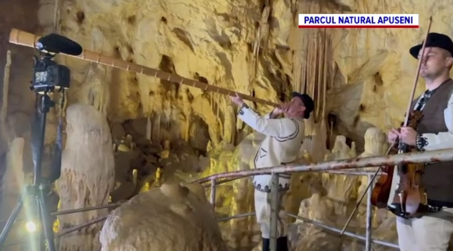 Peștera Urșilor a devenit sâmbătă scena unor concerte spectaculoase, cu artiști locali, la care au participat zeci de oameni