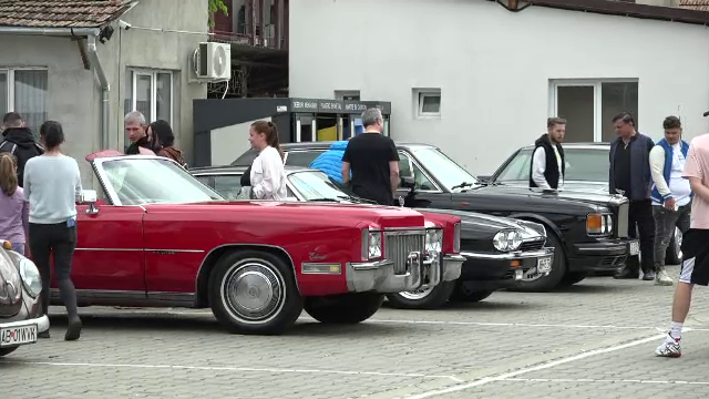 Pasionații de mașini de epocă din Alba și-au etalat bijuteriile pe patru roți. „Am umblat după ea un an de zile”