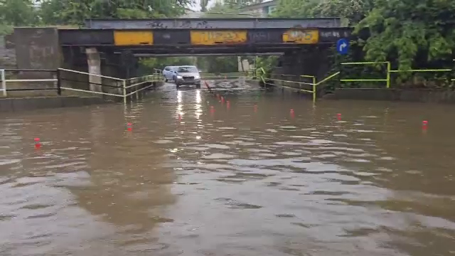 Ploile torențiale și grindina au făcut prăpăd în aproape jumătate de România. Case și culturi distruse, drumuri blocate