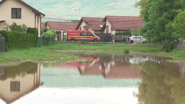 Cod roşu de inundaţii pe râuri din două judeţe, pe parcursul zilei de marţi. Avertismentul hidrologilor