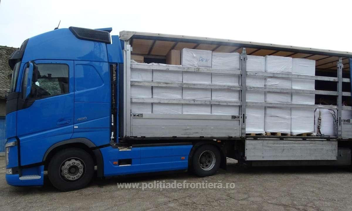 Captură de aproape 1,2 milioane de euro în Giurgiu. Ce se ascundea într-un TIR care transporta paleți. FOTO
