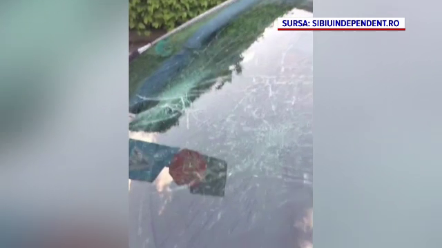 Momentul în care un bărbat sparge parbrizul unui șofer de 18 ani, din Sibiu. Credea că tânărul ademenea copii cu dulciuri