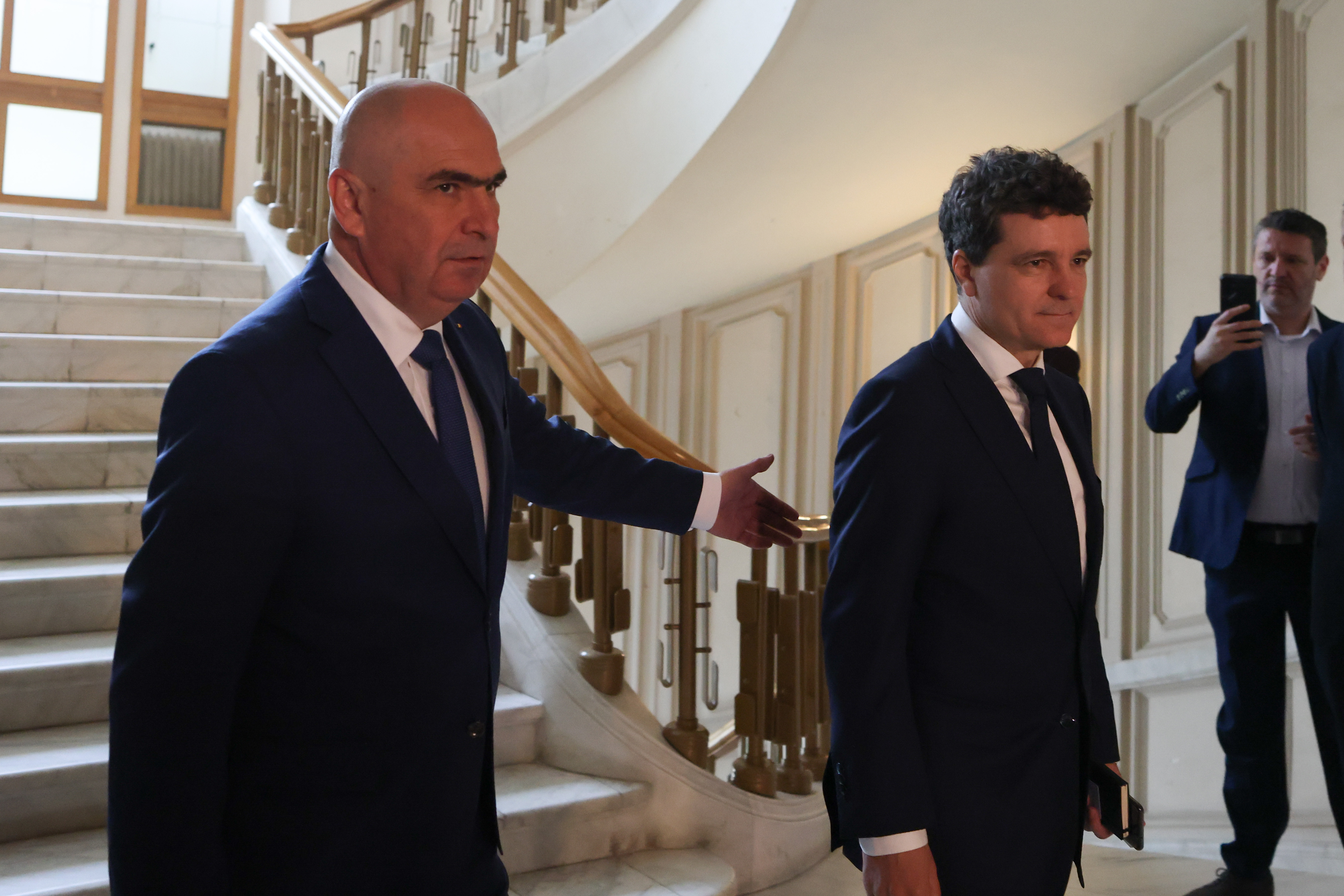 Președintele și premierul României reacționează în scandalul provocat de participarea lui Adrian Năstase și Dăncilă în China