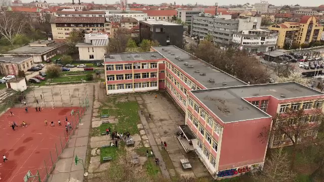 „Școli în construcție, viitor în pauză”. Povestea liceului Nikolas Lenau, unde elevii sunt prieteni cu furnicile și șoriceii