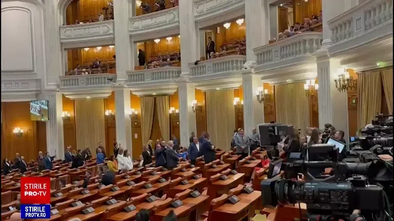 Gest lipsit de respect, făcut de membrii POT și SOS România în Parlament, la depunerea jurământului lui Nicușor Dan