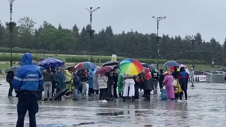 Câți oameni au fost la protestele cerute de George Simion. Un participant a avut o umbrelă în culori ca ale comunității LGBT-2